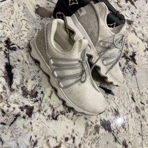 Sorel Ladies 7.5 Cream and Gray Casual Shoes